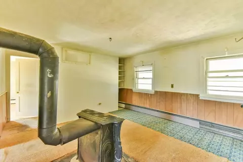 Living - 14 Crosby St, Webster, MA 01570 photo 7 of 8