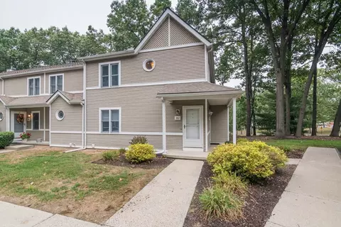 61 Abbey Memorial Dr #102, Chicopee, MA 01020