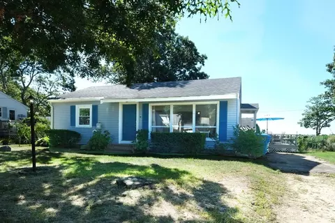 11 Palm St, Falmouth, MA 02536