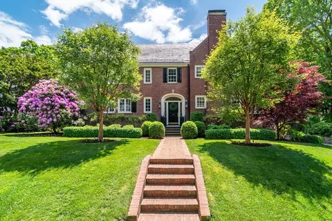 10 Benton St, Wellesley, MA 02481