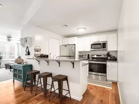 165 W 6th St #A, Boston, MA 02127