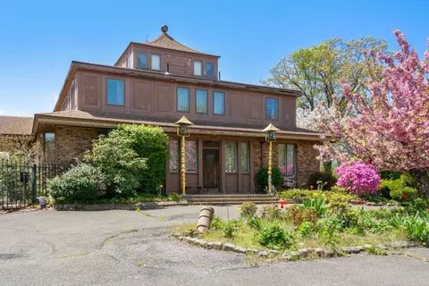 302 Maple St, Springfield, MA 01105