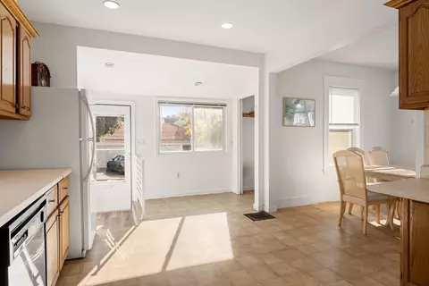 Entry Way - 18 Edith St, Everett, MA 02149 photo 1 of 3