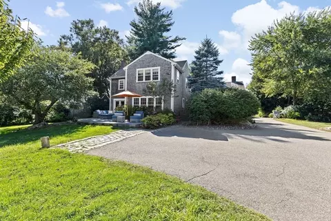 Exterior - 688 Main St, Hingham, MA 02043 photo 4 of 8