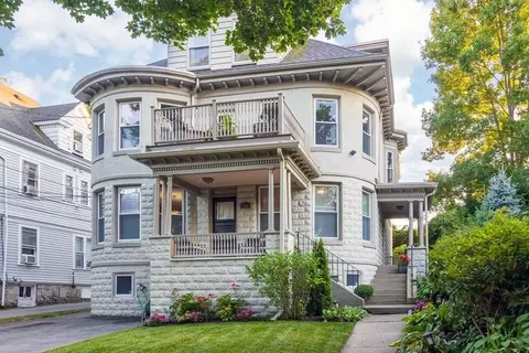 52 Arlington St #52, Newton, MA 02458