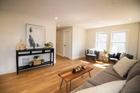 Living - 31 Sargent St, Gloucester, MA 01930 photo 1 of 2