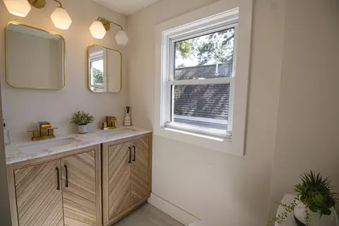 Bath - 31 Sargent St, Gloucester, MA 01930 photo 1 of 2