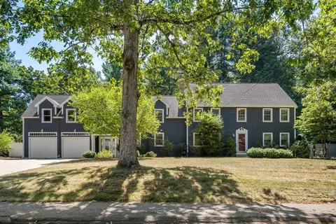 4 Kingsbury Dr, Medfield, MA 02052