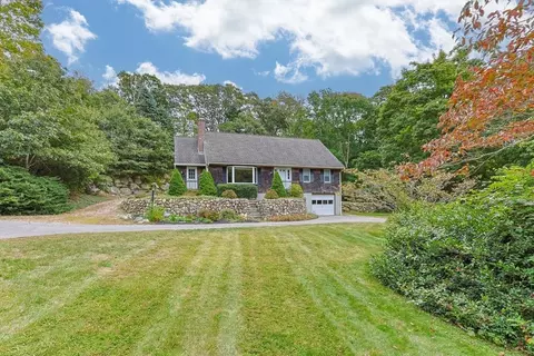 11 Rex Ln, Falmouth, MA 02540