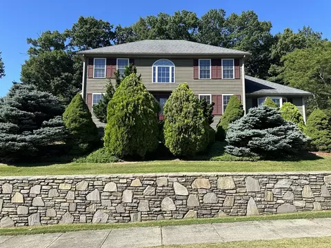 12 Jaclyn Rae Dr, Millbury, MA 01527