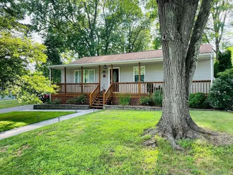 3 Vineland Ave, East Longmeadow, MA 01028