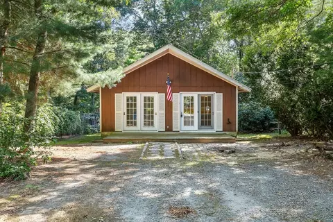 21 Edgewood Dr, Falmouth, MA 02536