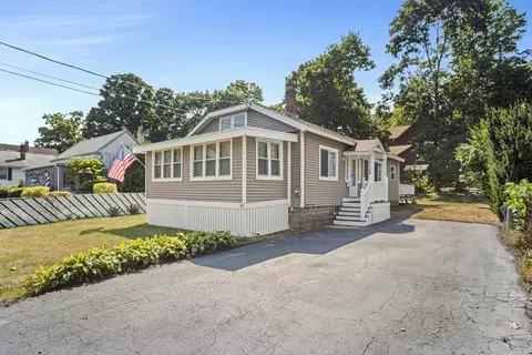 81 John St, Reading, MA 01867