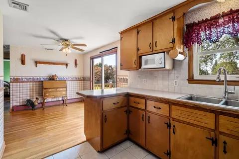 15 Carter Dr, Chicopee, MA 01013 photo 2