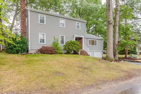 27 Oak Ln, Somerset, MA 02726