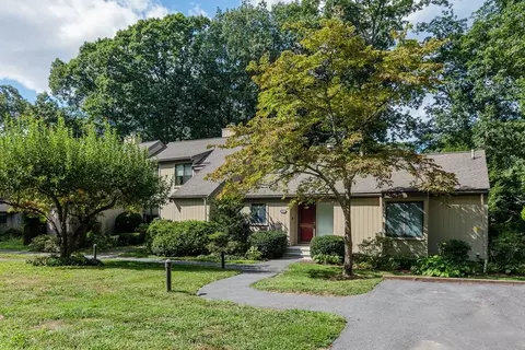 132 Chestnut Cir #132, Lincoln, MA 01773