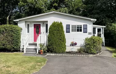 33 Leisurewoods Dr, Rockland, MA 02370
