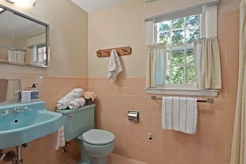 Bath - 44 Longview Rd, Reading, MA 01867 photo 2 of 3
