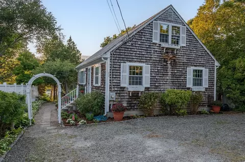 95 Shorewood Dr, Falmouth, MA 02536