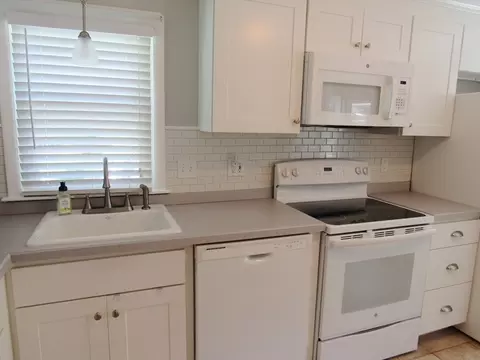 37 Denwall Dr, Springfield, MA 01119 photo 6