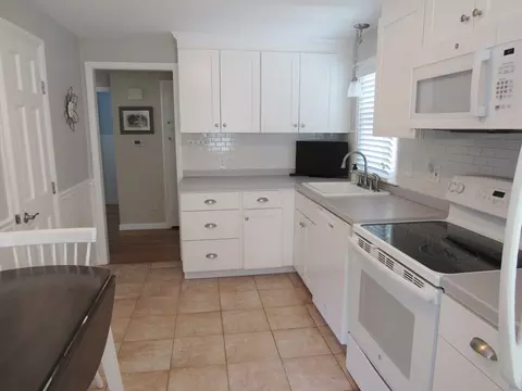 37 Denwall Dr, Springfield, MA 01119 photo 3