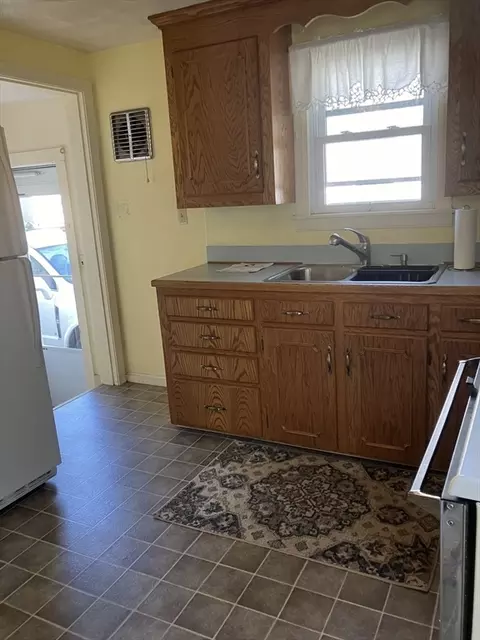 75 Powell Ave, Springfield, MA 01118 photo 6