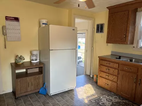 75 Powell Ave, Springfield, MA 01118 photo 4