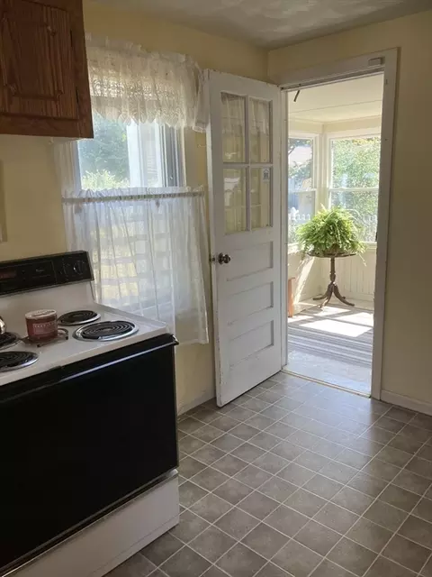 75 Powell Ave, Springfield, MA 01118 photo 7
