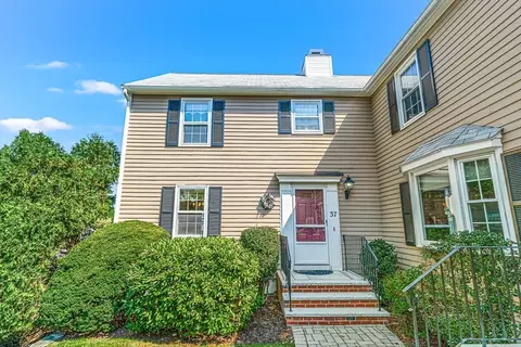 37 Fairway Cir #37, Natick, MA 01760