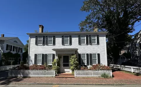 34 School St, Edgartown, MA 02539