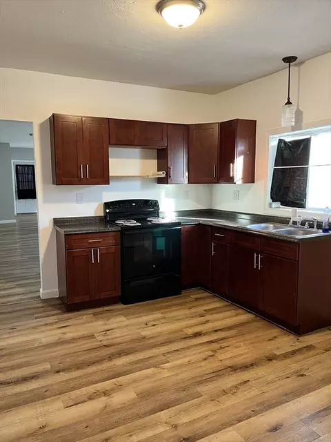 28 Mechanic St, Webster, MA 01570