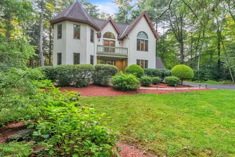 23 Woodlot Rd, Amherst, MA 01002