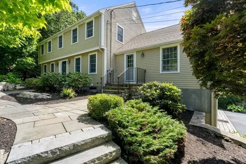 8 Colonial Rd, Dover, MA 02030