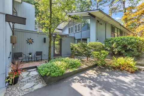 423 Williams St, Longmeadow, MA 01106