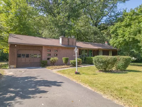 4 Meadowood Dr, South Hadley, MA 01075
