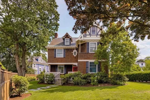 700 Commonwealth Ave, Newton, MA 02459