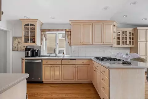 50 Sycamore St, Everett, MA 02149 photo 4