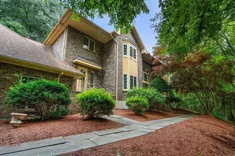 11 Cobblestone Ln, Andover, MA 01810