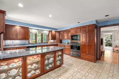 8 Sutton Pl, Weston, MA 02493 photo 11