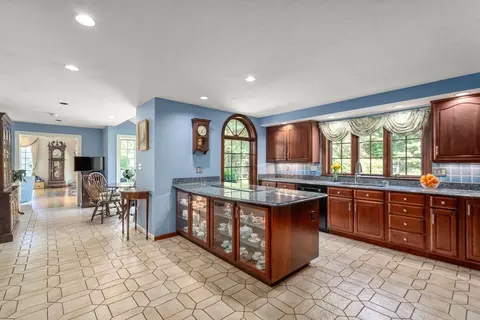 8 Sutton Pl, Weston, MA 02493 photo 12