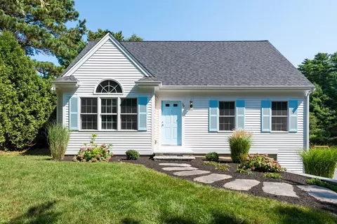 30 Meetinghouse Rd, Mashpee, MA 02649
