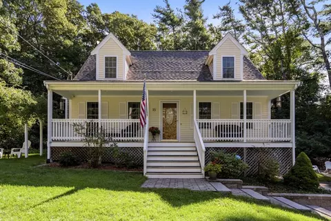 15 Cypress St, Bourne, MA 02532