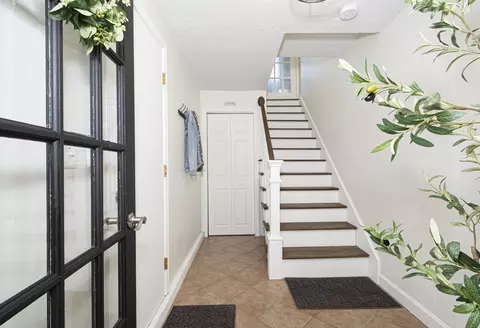 Entry Way - 3 Freeman St, Worcester, MA 01604 photo 2 of 4