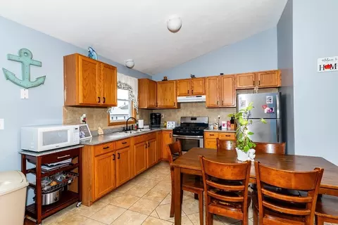 28 Price Pl, Fall River, MA 02724 photo 4