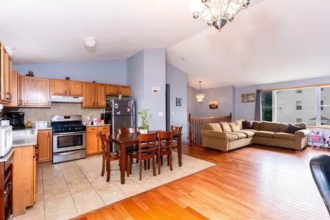 28 Price Pl, Fall River, MA 02724 photo 2