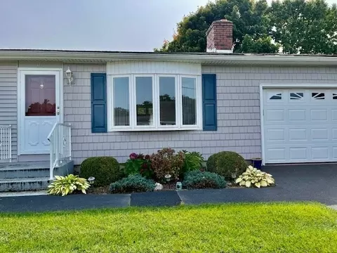 109 Deane St, Chicopee, MA 01020 photo 2
