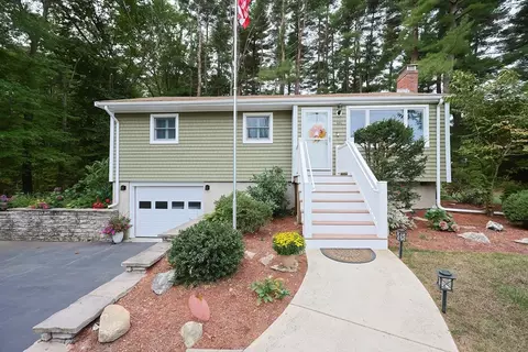 464 Coronation Dr, Franklin, MA 02038