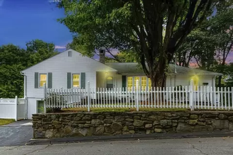 30 Houghton St, Webster, MA 01570