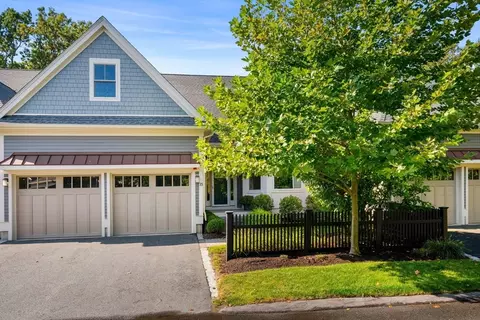 35 Woodmere Dr #35, Milton, MA 02186