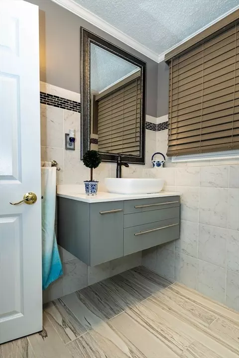 Bath - 64 Berlin St, Fall River, MA 02720 photo 3 of 3